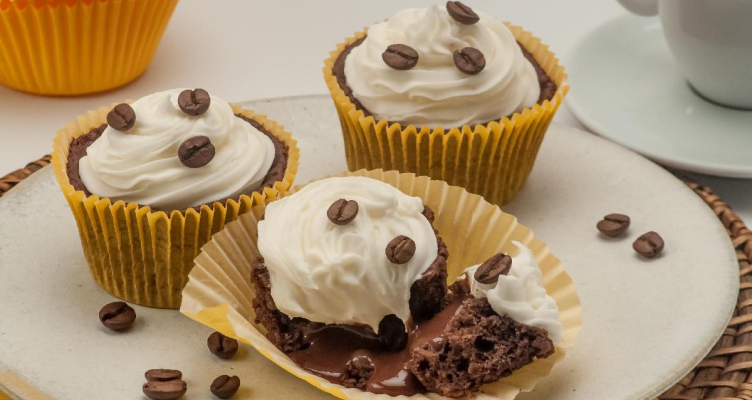 Image de um cupcake com graos de café